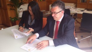Firma Convenio Programa de Excelencia Izqda. Presidenta de Consumeralia Mª José Hernández, a la derecha el Director General de Aguas de Murcia